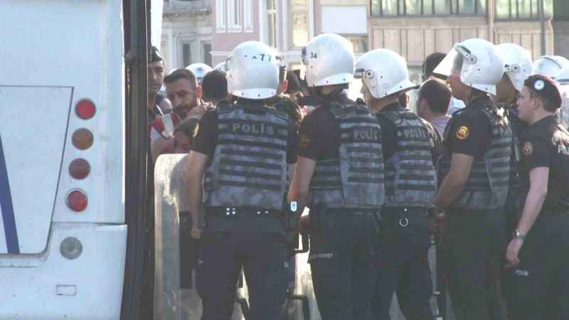 Taksim’de Gezi Parkı eylemlerinin yıldönümünde izinsiz yürüyüşe polis müdahalesi Taksim’de Gezi Parkı eylemlerinin yıldönümünde izinsiz yürüyüşe polis müdahalesi