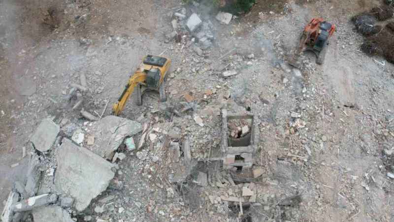 Kahramanmaraş’ta ağır hasarlı binaların yıkımı sürüyor