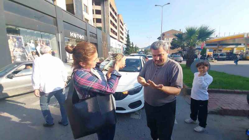 Kedi motora sıkıştı vatandaş seferber oldu Kedi motora sıkıştı vatandaş seferber oldu