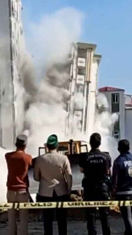 Kahramanmaraş'ta yıkımı yapılan ağır hasarlı bina sağlam evin üzerine devrildi Kahramanmaraş'ta yıkımı yapılan ağır hasarlı bina sağlam evin üzerine devrildi