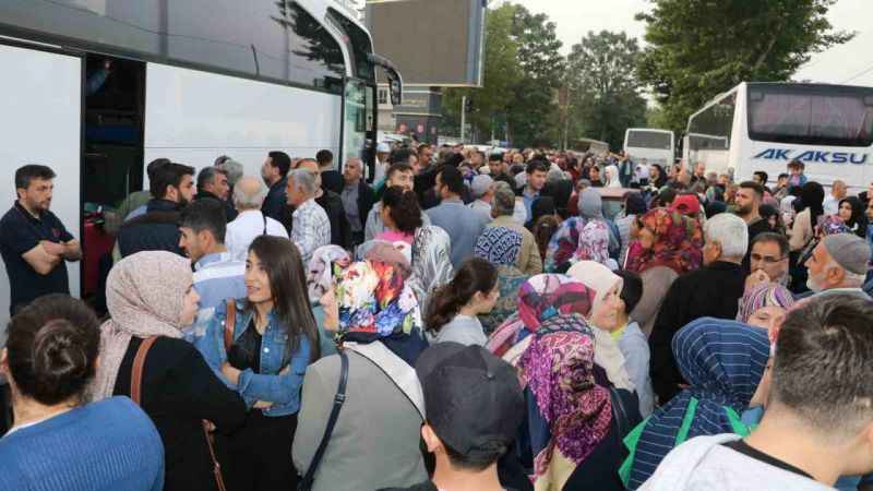 Deprem bölgesinden ilk hac kafilesi uğurlandı Deprem bölgesinden ilk hac kafilesi uğurlandı