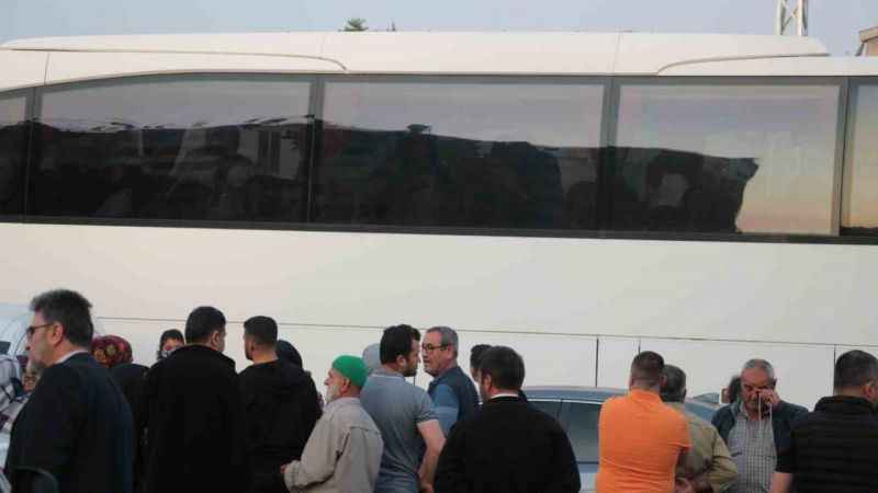 Deprem bölgesinden ilk hac kafilesi uğurlandı Deprem bölgesinden ilk hac kafilesi uğurlandı