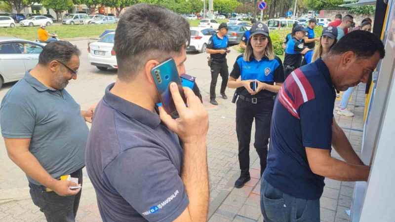 ATM önünde 'paranızı kaptırmayın' uyarısı ATM önünde 'paranızı kaptırmayın' uyarısı