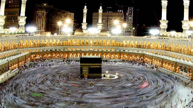 Umreye gidecek yolcular uçaktan indirildi