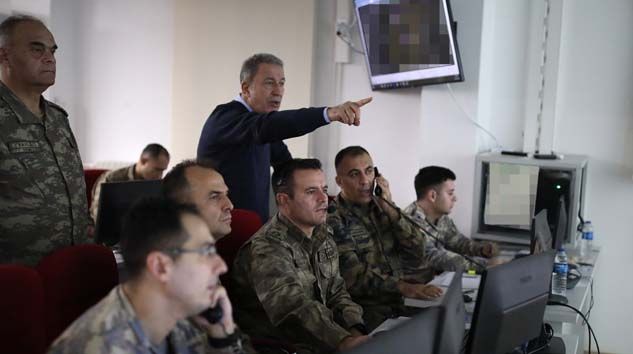 Bakan Akar ve komutanlar sınırda