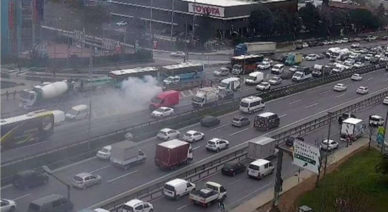 E-5’te korkutan ambulans yangını