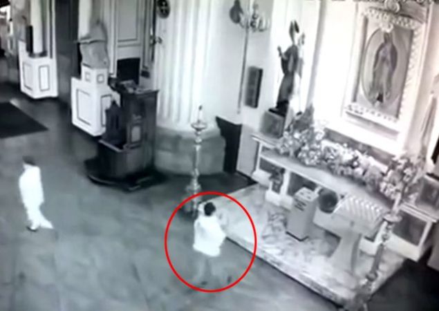 Öfkeli adam ‘Duam kabul olmadı’ deyip kilisedeki Meryem Ana tablosunu kırdı