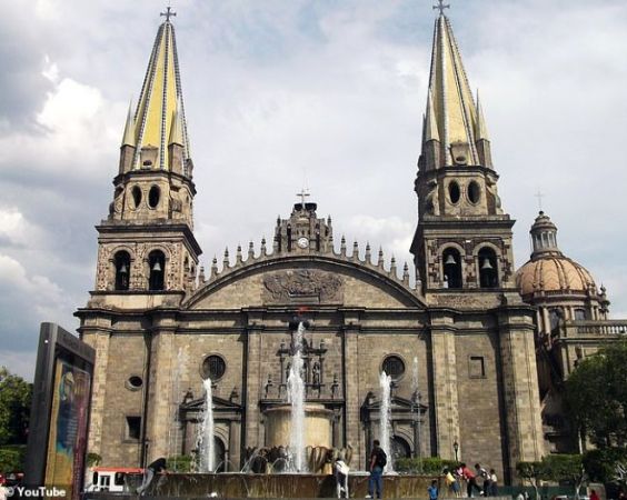 Öfkeli adam ‘Duam kabul olmadı’ deyip kilisedeki Meryem Ana tablosunu kırdı