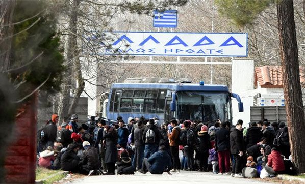Yunanistan sınırı otobüsle kapattı, giriş çıkışları durdurdu