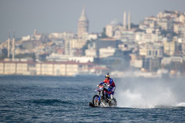 DÜNYACA ÜNLÜ MOTOKROS EFSANESİ ROBBIE MADDISON İSTANBUL BOĞAZI’NI DENİZ ÜZERİNDE MOTORSİKLETİYLE GEÇTİ