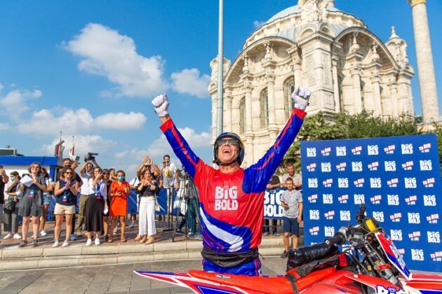 DÜNYACA ÜNLÜ MOTOKROS EFSANESİ ROBBIE MADDISON İSTANBUL BOĞAZI’NI DENİZ ÜZERİNDE MOTORSİKLETİYLE GEÇTİ