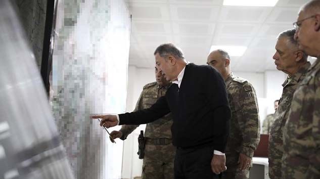 Bakan Akar ve komutanlar Suriye sınırının sıfır noktasında incelemelerde bulundu