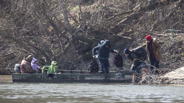 Çok sayıda düzensiz göçmen Meriç Nehri üzerinden Yunanistan tarafına geçti