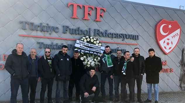 Bursaspor taraftarından TFF binasına siyah çelenk
