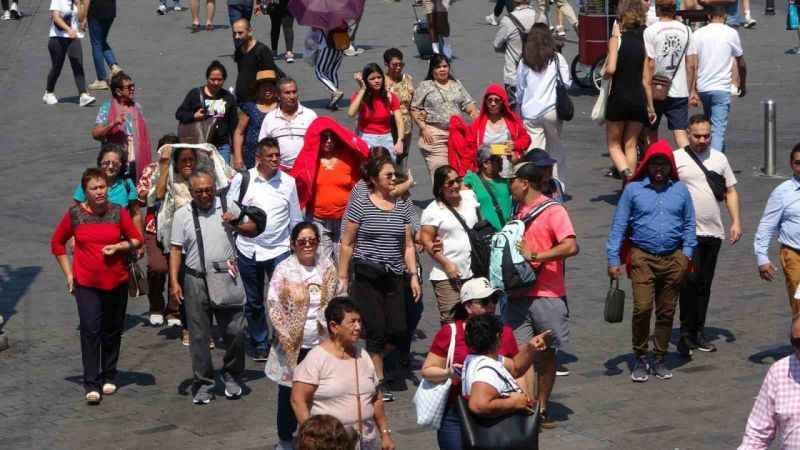 Taksim’e gelenlerin sıcak havayla imtihanı: Termometreler 40 dereceyi gösterdi