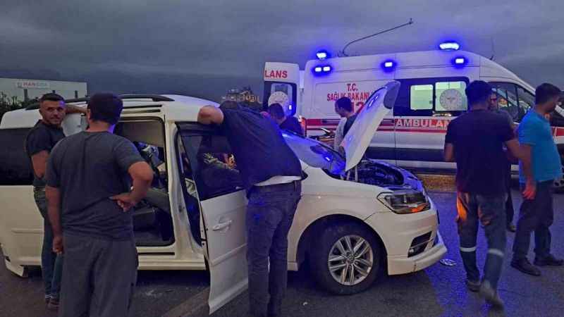 Hafif ticari araçla çarpışan tır devrildi: 2 yaralı