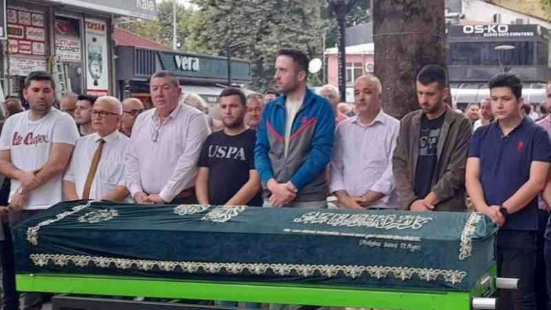 Beden eğitim öğretmeni Halit İbşiroğlu defnedildi Beden eğitim öğretmeni Halit İbşiroğlu defnedildi