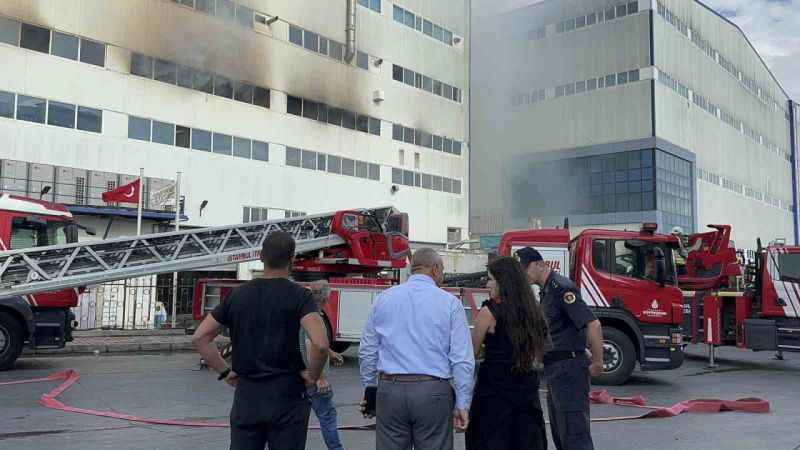 Arnavutköy’de cam fabrikasında çıkan yangın 13 saat sonra kontrol altına alındı Arnavutköy’de cam fabrikasında çıkan yangın 13 saat sonra kontrol altına alındı
