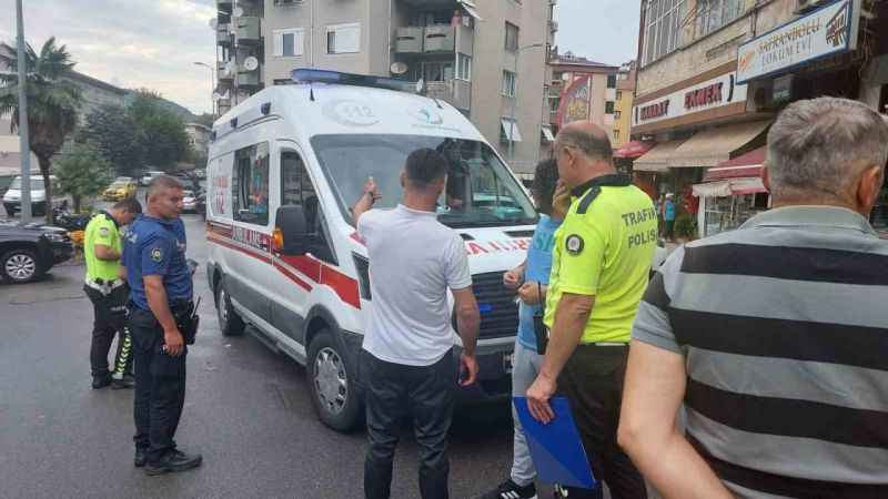 Otomobile çarpmamak isterken kaza yaptı: 2 yaralı Otomobile çarpmamak isterken kaza yaptı: 2 yaralı