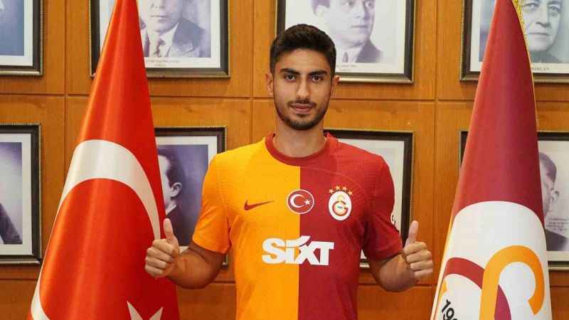 İlhami Siraçhan Nas: "Böyle büyük bir kulübün parçası olmaktan dolayı çok mutluyum" İlhami Siraçhan Nas: "Böyle büyük bir kulübün parçası olmaktan dolayı çok mutluyum"