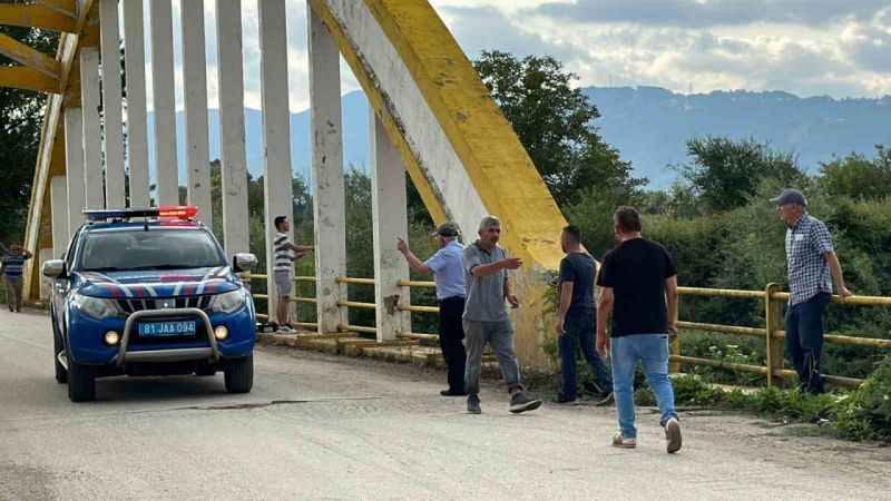 Balık tutarken Melen Çayı’na düştü, 3 kilometre sürüklenen şahsı ekipler kurtardı Balık tutarken Melen Çayı’na düştü, 3 kilometre sürüklenen şahsı ekipler kurtardı