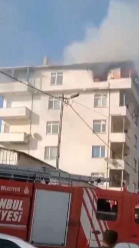 Pendik’te binanın çatı katı alev alev yandı Pendik’te binanın çatı katı alev alev yandı