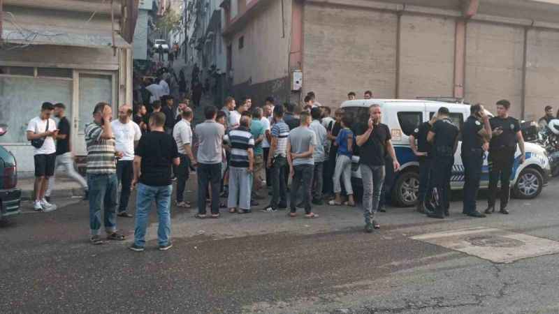 Mahalleli ile uyuşturucu satıcıları arasında kavga: 1 ölü, 4 yaralı Mahalleli ile uyuşturucu satıcıları arasında kavga: 1 ölü, 4 yaralı