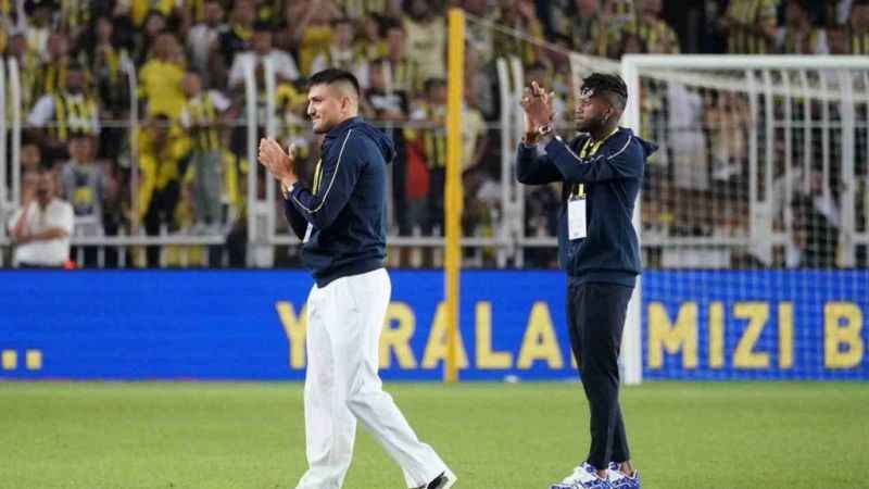 Fred ve Cengiz Ünder, sarı-lacivertli taraftarları selamladı Fred ve Cengiz Ünder, sarı-lacivertli taraftarları selamladı