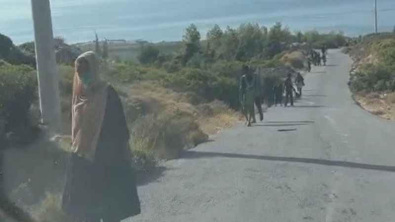 Botları batan göçmenler yüzerek kurtuldu