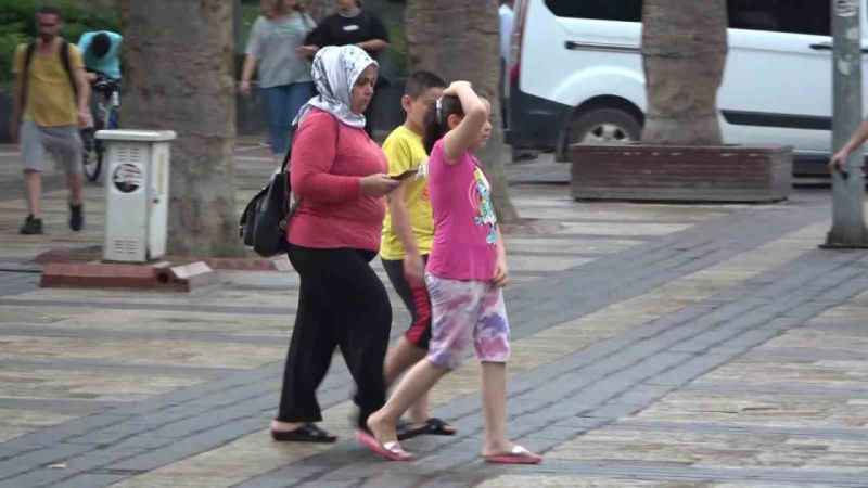 Çöl sıcaklıklarıyla kavrulan Denizli, yaz yağmuruyla serinledi Çöl sıcaklıklarıyla kavrulan Denizli, yaz yağmuruyla serinledi