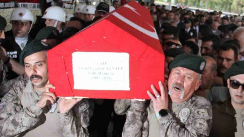 Şehit Polis Yusuf Çağatay Sanalp son yolcuğuna uğurlandı Şehit Polis Yusuf Çağatay Sanalp son yolcuğuna uğurlandı