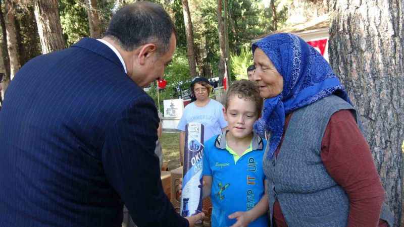 Vali Öksüz ayağının tozuyla esnaf ve şehitlik ziyaretinde bulundu