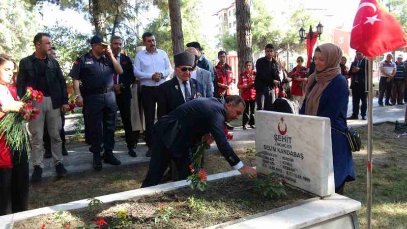 Vali Öksüz ayağının tozuyla esnaf ve şehitlik ziyaretinde bulundu