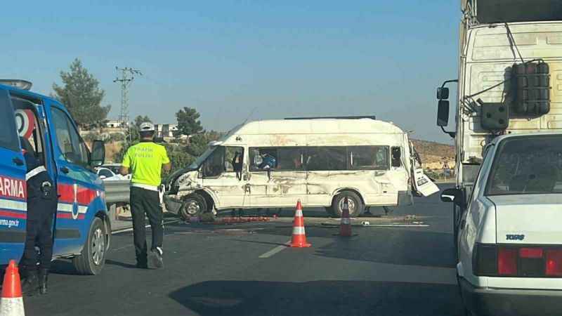 Gaziantep’te tarım işçilerini taşıyan minibüs devrildi: 9 yaralı Gaziantep’te tarım işçilerini taşıyan minibüs devrildi: 9 yaralı