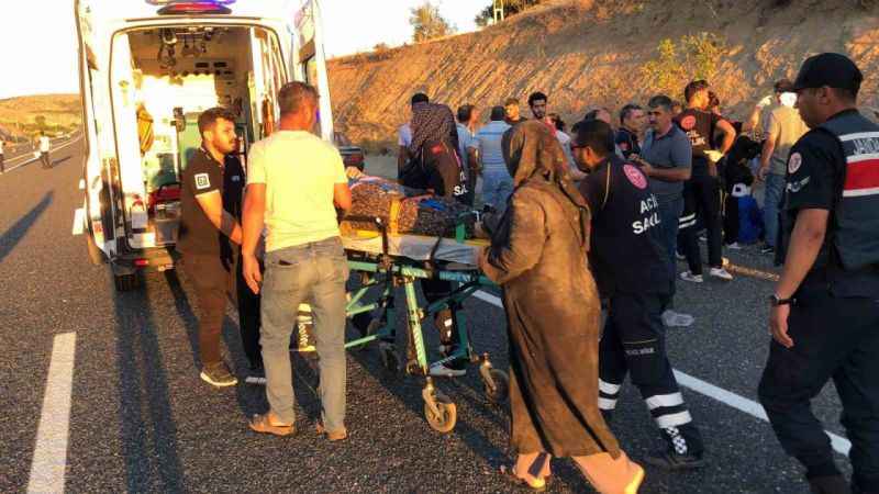 Elazığ’da tekeri patlayan midibüs su kanalına düştü: 13 yaralı Elazığ’da tekeri patlayan midibüs su kanalına düştü: 13 yaralı