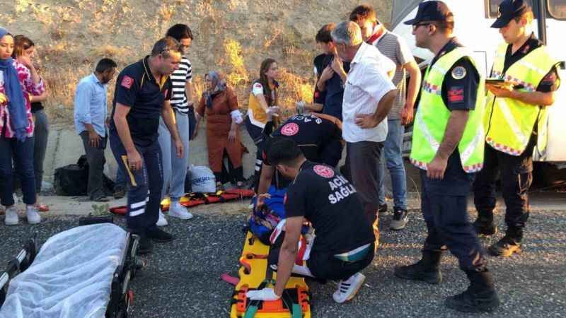 Elazığ’da tekeri patlayan midibüs su kanalına düştü: 13 yaralı Elazığ’da tekeri patlayan midibüs su kanalına düştü: 13 yaralı