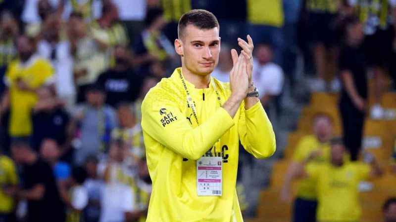 Dominik Livakovic, Fenerbahçe taraftarını selamladı Dominik Livakovic, Fenerbahçe taraftarını selamladı