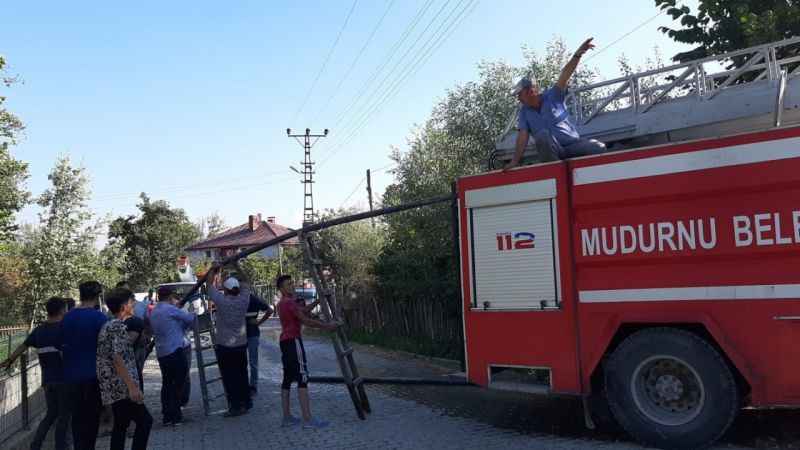 Yangınında köylüler seferber oldu, 3 kişi evden kurtarıldı Yangınında köylüler seferber oldu, 3 kişi evden kurtarıldı