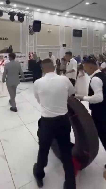 Tır şoförü damada düğünde tır lastiği hediye ettiler Tır şoförü damada düğünde tır lastiği hediye ettiler