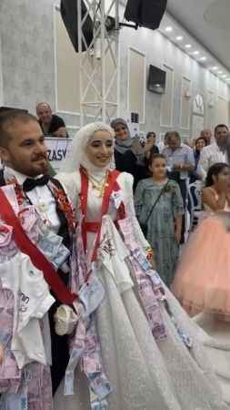 Tır şoförü damada düğünde tır lastiği hediye ettiler Tır şoförü damada düğünde tır lastiği hediye ettiler