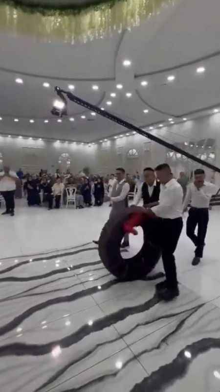 Tır şoförü damada düğünde tır lastiği hediye ettiler Tır şoförü damada düğünde tır lastiği hediye ettiler
