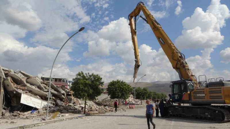 Malatya’da ağır hasarlı bina yıkım sırasında sağlam binanın üzerine çöktü Malatya’da ağır hasarlı bina yıkım sırasında sağlam binanın üzerine çöktü