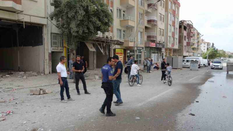Malatya’da ağır hasarlı bina yıkım sırasında sağlam binanın üzerine çöktü Malatya’da ağır hasarlı bina yıkım sırasında sağlam binanın üzerine çöktü