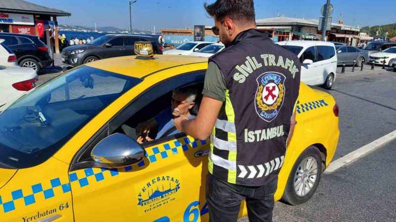 Eminönü’nde kemer takmayan taksicilere ceza yağdı Eminönü’nde kemer takmayan taksicilere ceza yağdı