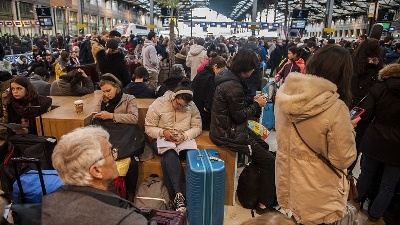 Fransa’da grevler günlük hayatı zorlaştırıyor
