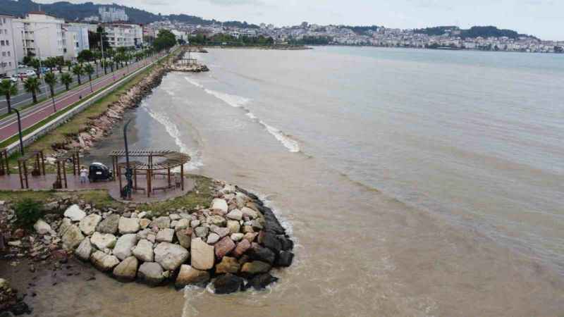 Ordu’da denizin rengi çamura bulandı Ordu’da denizin rengi çamura bulandı