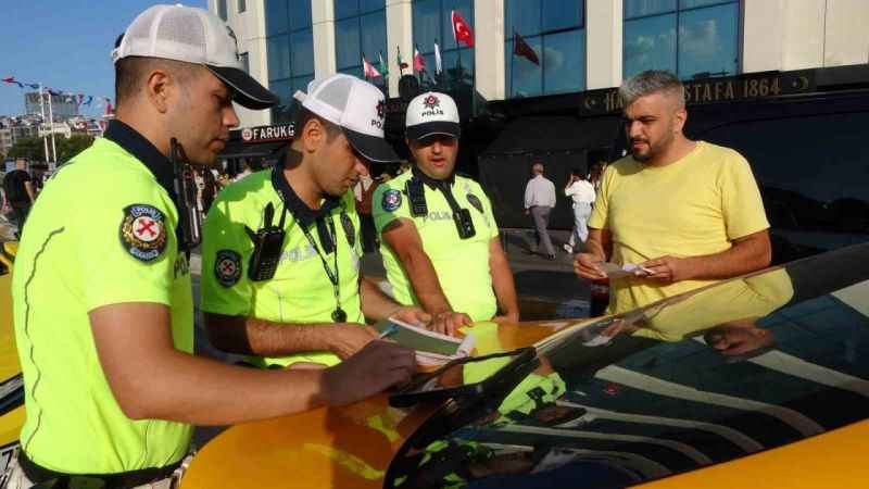 Taksim’de ticari taksiler denetlendi Taksim’de ticari taksiler denetlendi