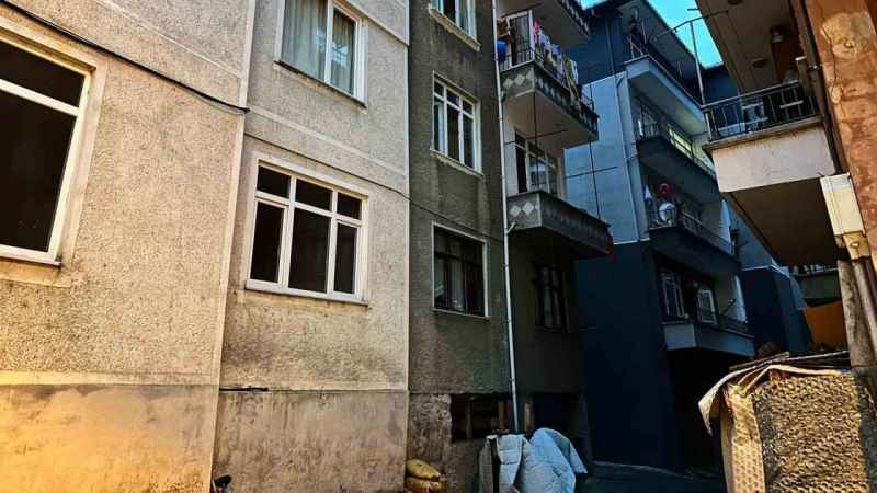 Depremden kurtuldu, balkondan düşerek hayatını kaybetti