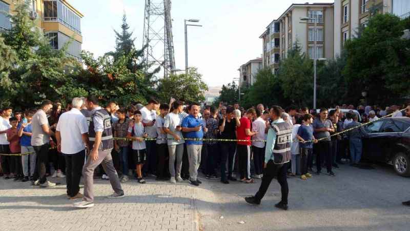 700 dairenin bulunduğu ’Yeşil Evler’de patlatıcıyla yıkımlar başladı