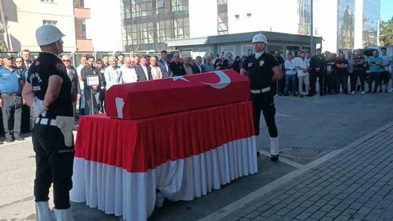Kalp krizi geçiren bekçi Sefa Yelek son yolculuğuna uğurlandı Kalp krizi geçiren bekçi Sefa Yelek son yolculuğuna uğurlandı